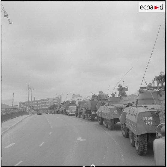 Oran. Fouilles et récupérations d'armes de l'Organisation armée secrète (OAS). Des soldats à bord des automitrailleuses Light armored car M8.