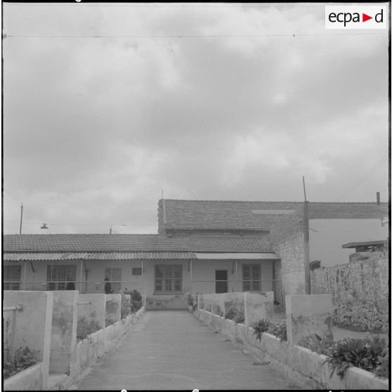 Oran. Fouilles et récupérations d'armes de l'Organisation armée secrète (OAS). Des gendarmes mobiles fouillent une maison.