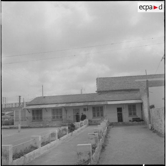 Oran. Fouilles et récupérations d'armes de l'Organisation armée secrète (OAS). Des gendarmes mobiles fouillent une maison.