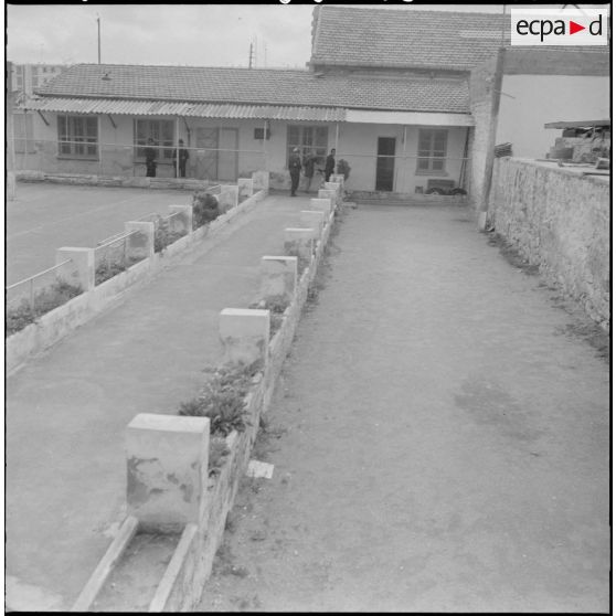 Oran. Fouilles et récupérations d'armes de l'Organisation armée secrète (OAS). Des gendarmes mobiles fouillent une maison.