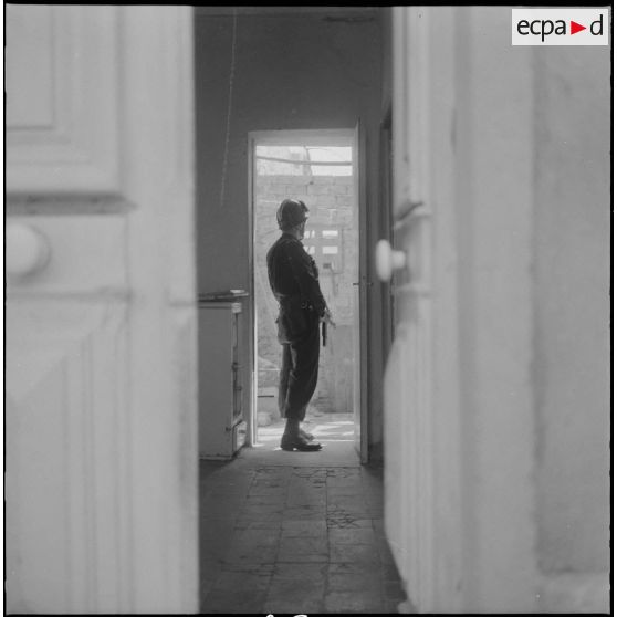 Oran. Fouilles et récupérations d'armes de l'Organisation armée secrète (OAS). Un gendarme mobile fouille une maison.