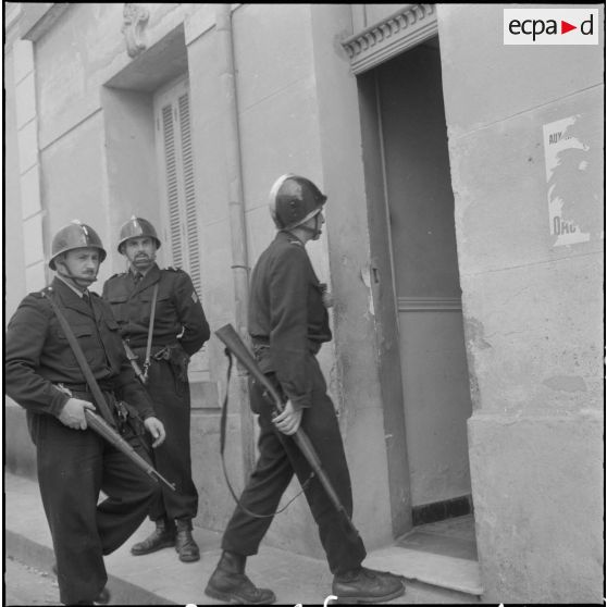 Oran. Fouilles et récupérations d'armes de l'Organisation armée secrète (OAS). Des gendarmes mobiles fouillent un immeuble.