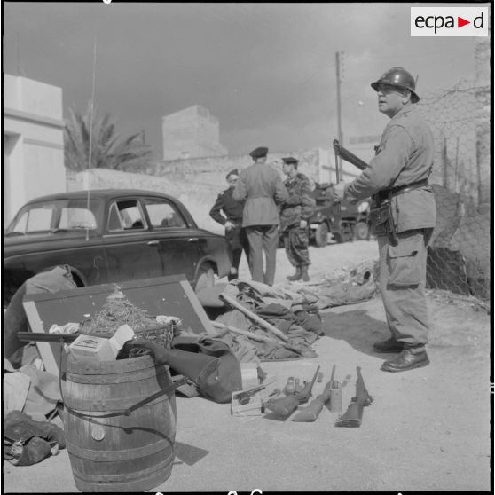 Oran. Fouilles et récupérations d'armes de l'Organisation armée secrète (OAS). Des soldats et des gendarmes mobiles ont récupérés des armes.