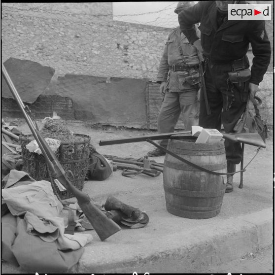 Oran. Fouilles et récupérations d'armes de l'Organisation armée secrète (OAS). Des soldats et des gendarmes mobiles ont récupérés des armes.