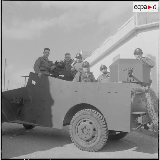 Oran. Fouilles et récupérations d'armes de l'Organisation armée secrète (OAS). Des gendarmes mobiles à bord d'un blindé.