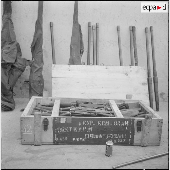 Oran. Fouilles et récupérations d'armes de l'Organisation armée secrète (OAS). Des soldats et des gendarmes mobiles ont récupérés des armes.