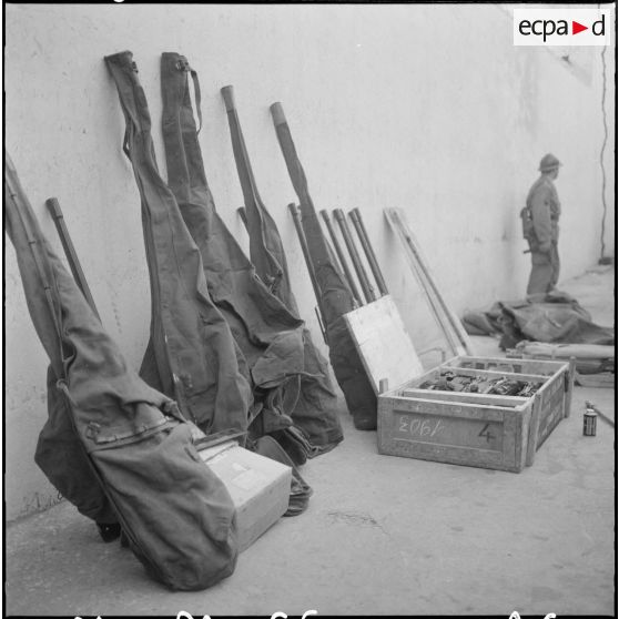 Oran. Fouilles et récupérations d'armes de l'Organisation armée secrète (OAS). Des soldats et des gendarmes mobiles ont récupérés des armes.