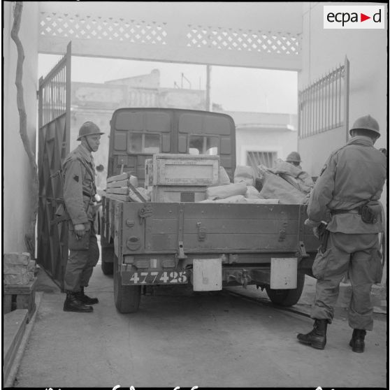 Oran. Fouilles et récupérations d'armes de l'Organisation armée secrète (OAS). Des soldats et des gendarmes mobiles ont récupérés des armes.
