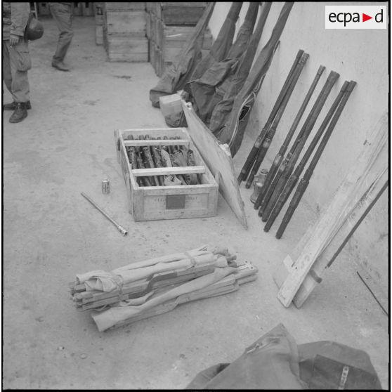 Oran. Fouilles et récupérations d'armes de l'Organisation armée secrète (OAS). Des soldats et des gendarmes mobiles ont récupérés des armes.