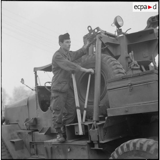 Alger. Etablissement cinématographique des armées (ECA). Un soldat manipule le camion pour décharger le groupe électrogène.