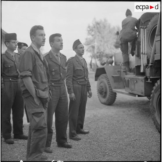 Alger. Etablissement cinématographique des armées (ECA). Des soldats regardent le déchargement du groupe électrogène.