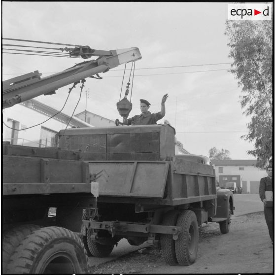 Alger. Etablissement cinématographique des armées (ECA). Un soldat manipule le déchargement du groupe électrogène.