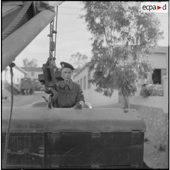 Alger. Etablissement cinématographique des armées (ECA). Un soldat manipule le déchargement du groupe électrogène.