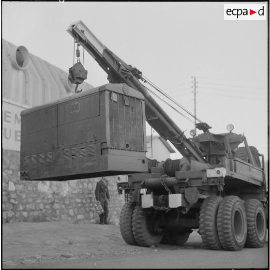 Alger. Etablissement cinématographique des armées (ECA). Déchargement du groupe électrogène.