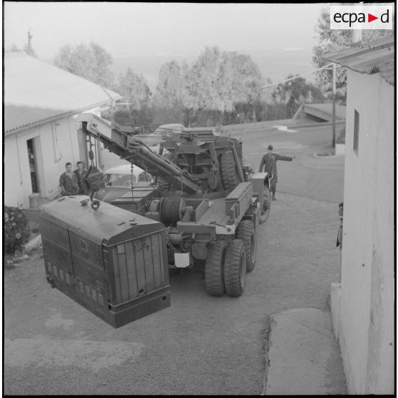 Alger. Etablissement cinématographique des armées (ECA). Déchargement du groupe électrogène.