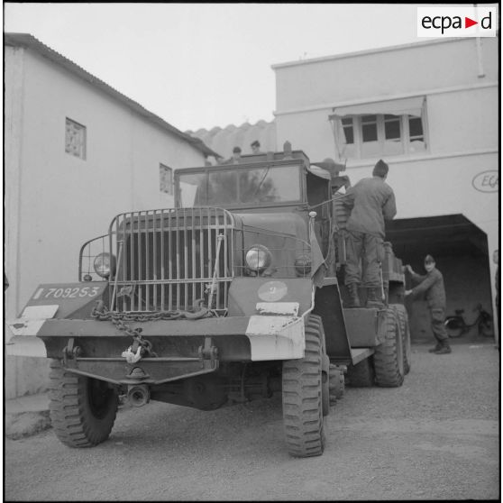 Alger. Etablissement cinématographique des armées (ECA). Des soldats manipulent le camion pour décharger le groupe électrogène.