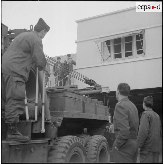 Alger. Etablissement cinématographique des armées (ECA). Un soldat manipule le camion pour décharger le groupe électrogène.