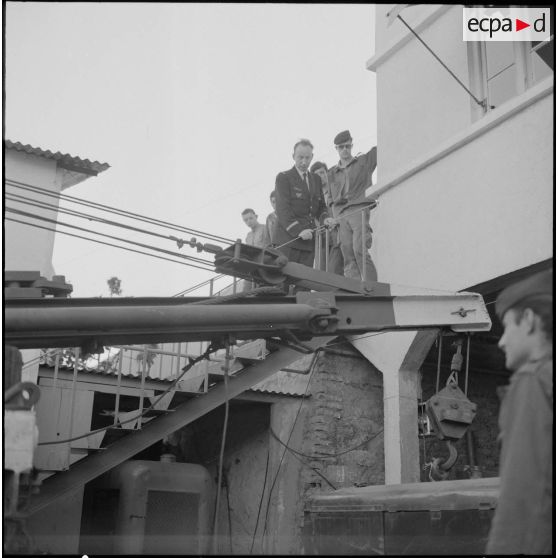 Alger. Etablissement cinématographique des armées (ECA). Déchargement du groupe électrogène.