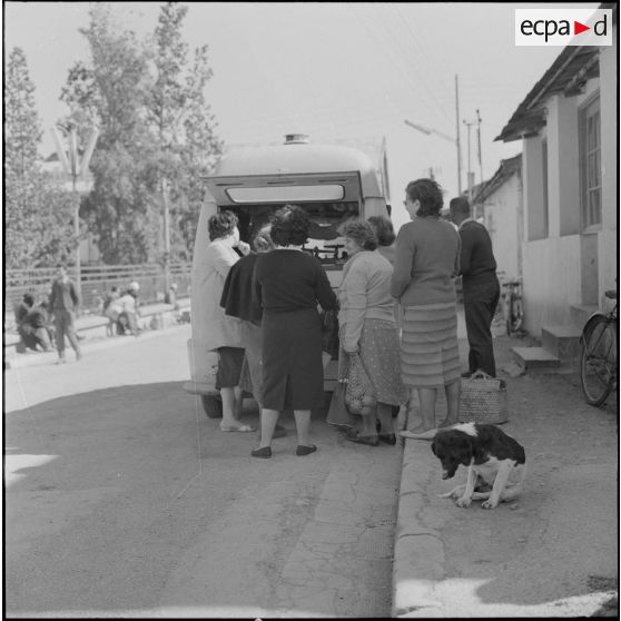 Fondouk. Des femmes dans une file d'attente devant un commerce ambulant.