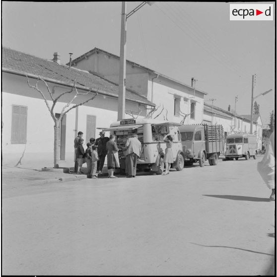 Fondouk. Commerce ambulant de vêtements.