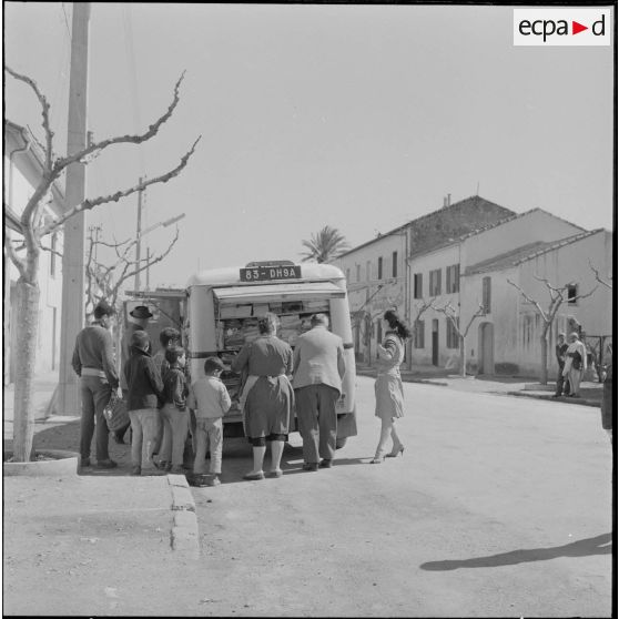 Fondouk. Commerce ambulant de vêtements.
