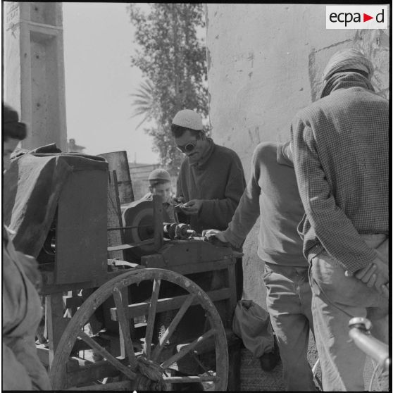 Fondouk. Un aiguiseur de ciseaux.