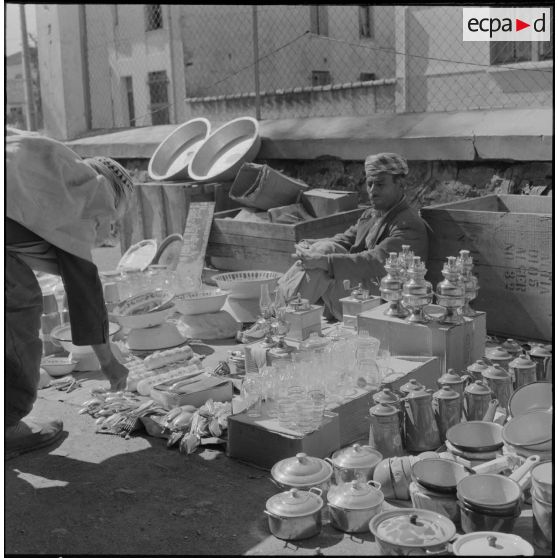 Fondouk. Marché. Marchand de vaisselles et d'ustensiles de cuisine.
