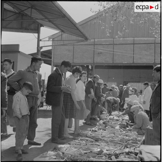 Fondouk. Marché. Un stand.