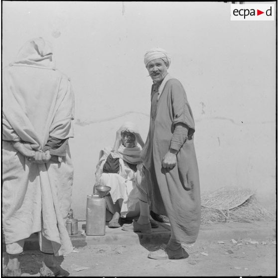 Fondouk. Marché. Portrait de deux hommes.