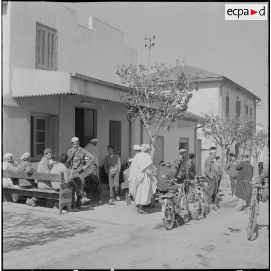 Fondouk. Des hommes à la terrasse d'un café.