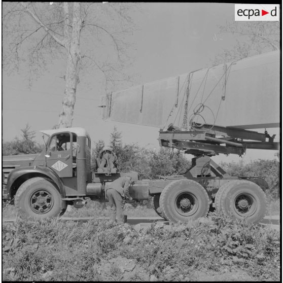 Région d'Alger. La vie dans les champs. Des ouvriers sur un chantier.
