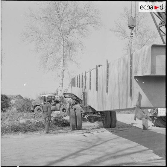 Région d'Alger. La vie dans les champs. Des ouvriers sur un chantier.