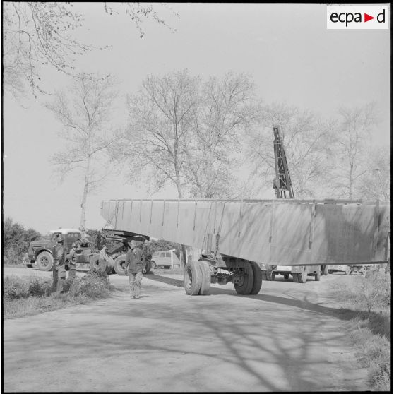 Région d'Alger. La vie dans les champs. Des ouvriers sur un chantier.