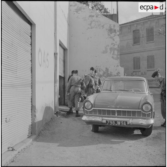 Alger. Bouclage du quartier des Tagarins et du Télemly par le Régiment d'infanterie de marine (RIMa). Les soldats inspectent une voiture Ford Taunus.