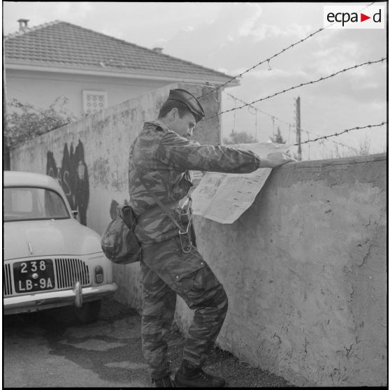 Alger. Bouclage du quartier des Tagarins et du Télemly par le Régiment d'infanterie de marine (RIMa). Un soldat lisant un journal.