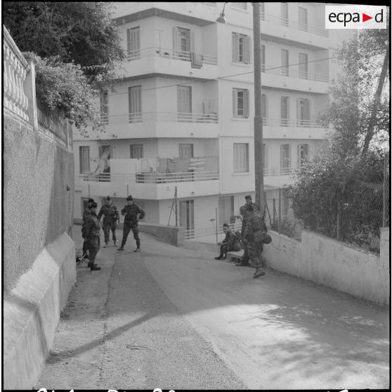 Alger. Bouclage du quartier des Tagarins et du Télemly par le Régiment d'infanterie de marine (RIMa).