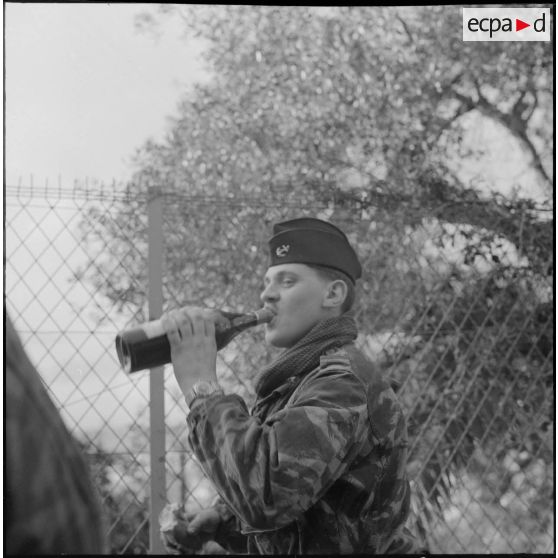 Alger. Bouclage du quartier des Tagarins et du Télemly par le Régiment d'infanterie de marine (RIMa). Portrait d'un soldat en train de boire du vin à la bouteille.