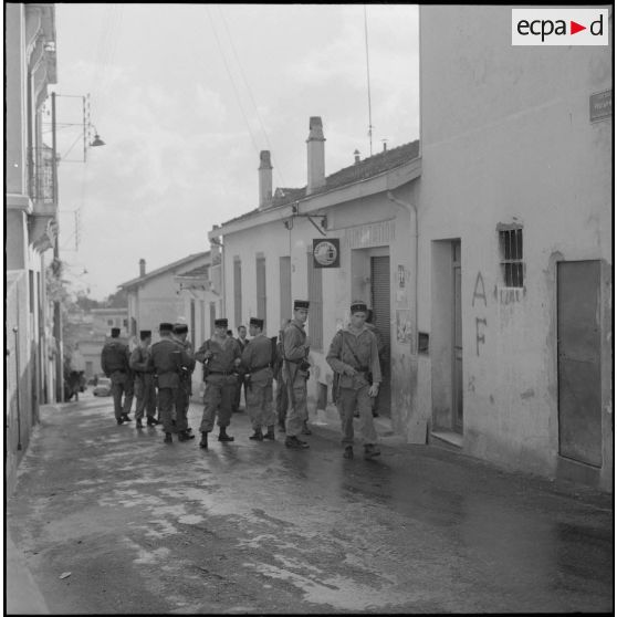 Alger. Bouclage du quartier des Tagarins et du Télemly par les gendarmes. Patrouilles.