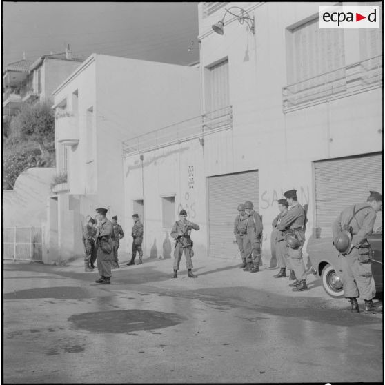 Alger. Bouclage du quartier des Tagarins et du Télemly par les gendarmes et le Régiment d'infanterie de marine (RIMa). Patrouilles.