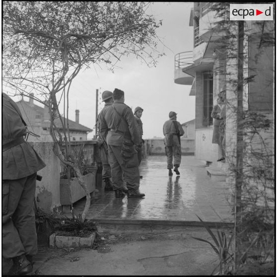 Alger. Bouclage du quartier des Tagarins et du Télemly par les gendarmes et le Régiment d'infanterie de marine (RIMa).