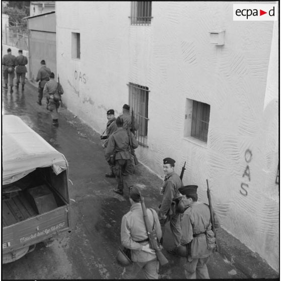 Alger. Bouclage du quartier des Tagarins et du Télemly par le Régiment d'infanterie de marine (RIMa).