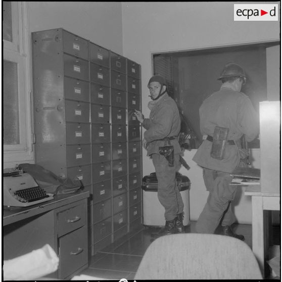 Oran. Des soldats fouillent un bureau.