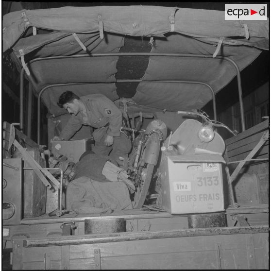 Oran. Un soldat fouille un camion.