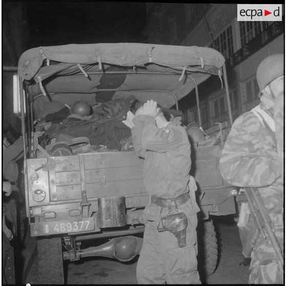 Oran. Le résultat de la fouille est mis dans un camion.