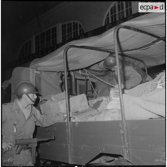 Oran. Le résultat de la fouille est mis dans un camion.