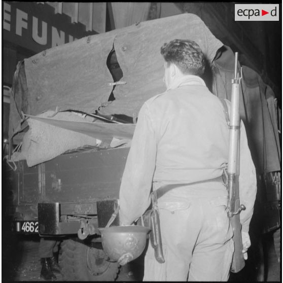 Oran. Le résultat de la fouille est mis dans un camion.