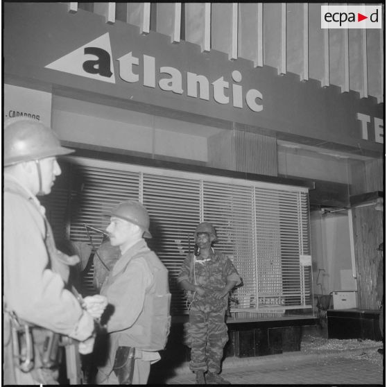 Oran. Résultats d'une fouille. Des soldats attendent.