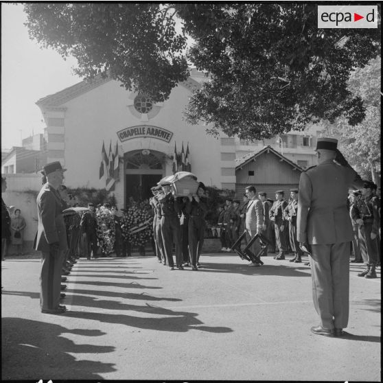 Alger. Chapelle de l'hôpital Maillot. Cérémonie funéraire. Des soldats apportent le cercueil.