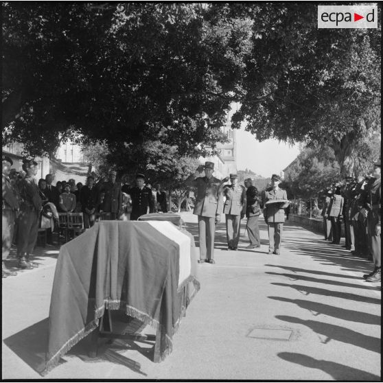 Alger. Chapelle de l'hôpital Maillot. Cérémonie funéraire. Remise de décoration à titre posthume.