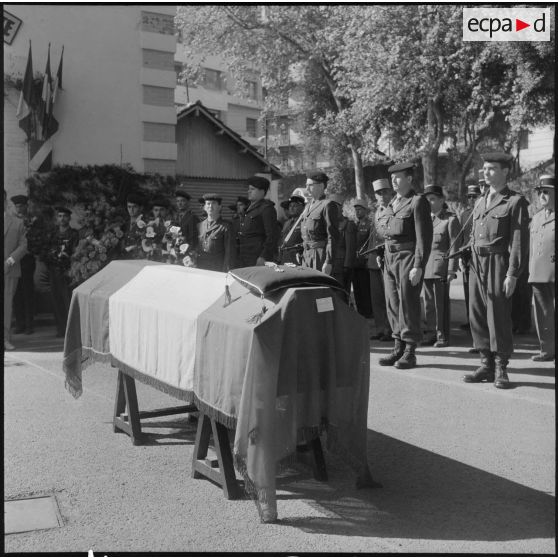 Alger. Chapelle de l'hôpital Maillot. Cérémonie funéraire. Remise de décoration à titre posthume.